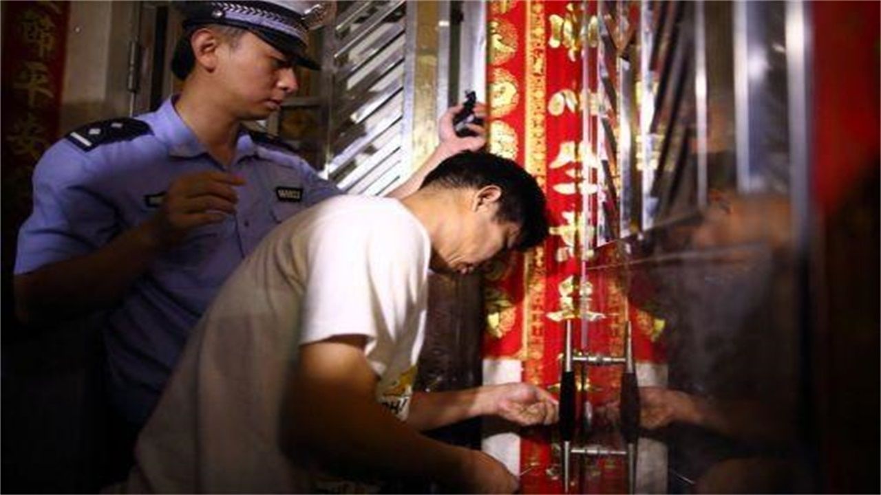 册亨请开锁师傅开了锁后，师傅
